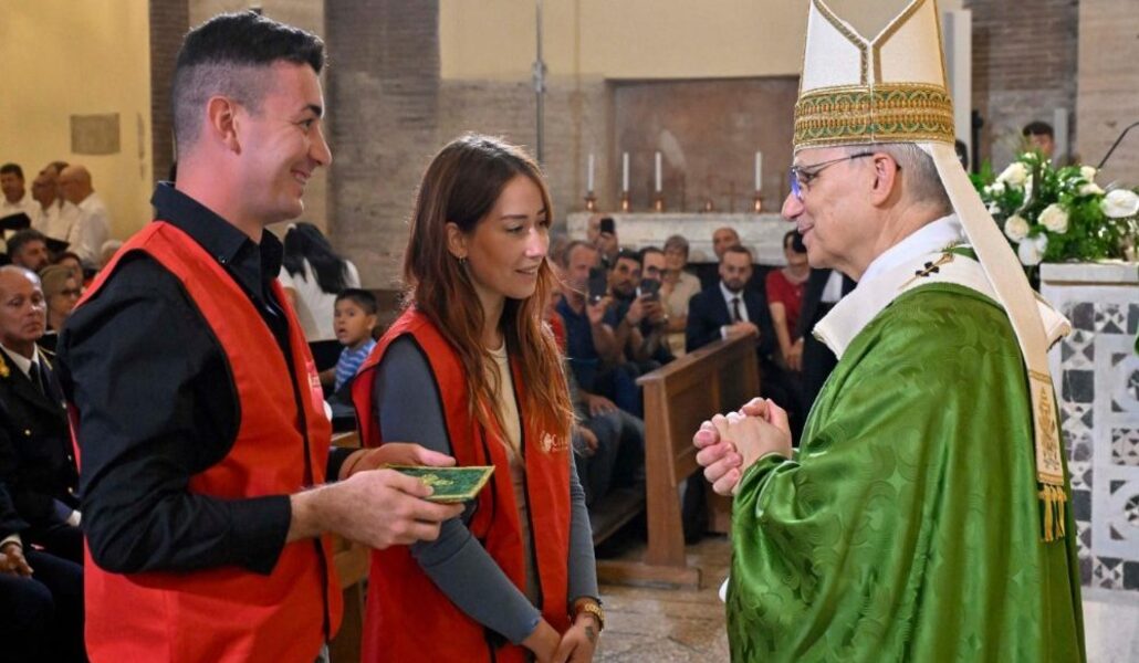 León XIV durante la Misa en Albano con dos voluntarios que trabajan con personas sin hogar.