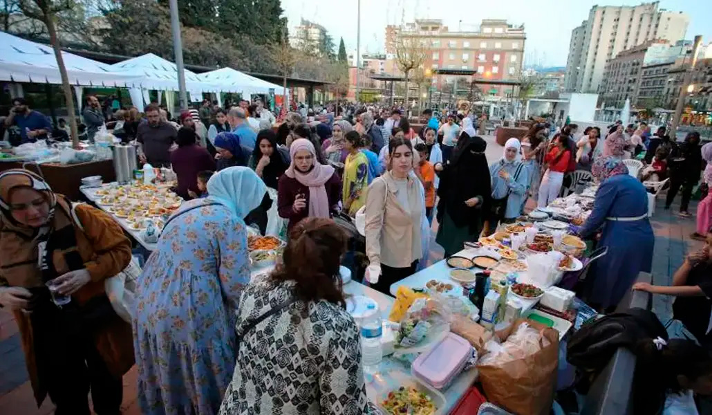 Un grupo de mujeres rompe el ayuno del Ramadán en Granada.
