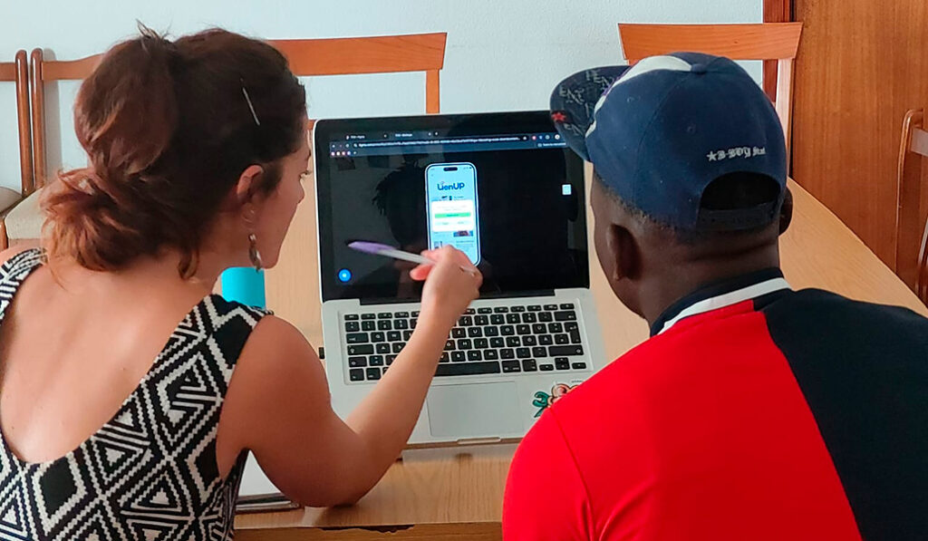 Un potencial usuario de la aplicación le traslada a Serrán las necesidades para trabajar sobre ellas.