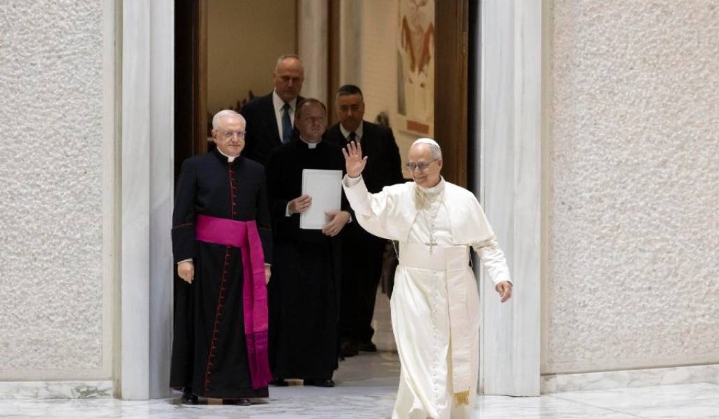 El Papa León XIV entra al aula Pablo VI para la audiencia general