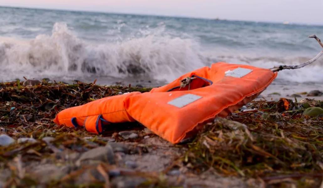 Un chaleco salvavidas abandonado en una playa