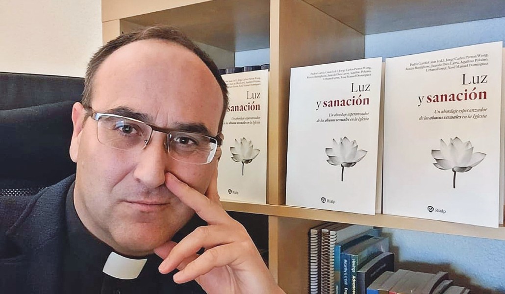 El coordinador del volumen con los ejemplares de fondo