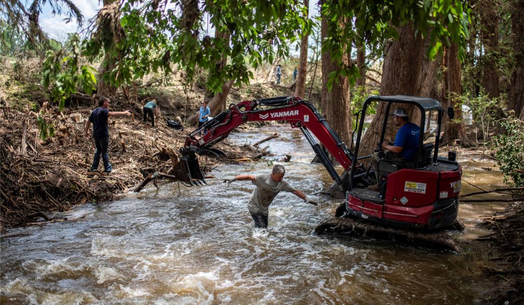 Una persona utiliza maquinaria para limpiar los escombros a lo largo de las orillas del río Guadalupe tras las catastróficas inundaciones en Texas del pasado julio