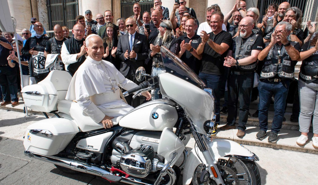 El Papa montado en la moto que le regalaron los moteros alemanes