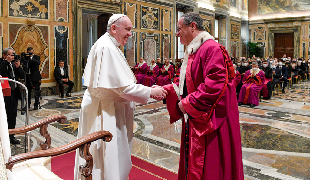 El Papa Francisco saluda a Monseñor Alejandro Arellano Cedillo, decano de la Rota Romana, durante una audiencia con motivo de la apertura del año judicial del Tribunal de la Rota Romana en el Vaticano el 27 de enero de 2022