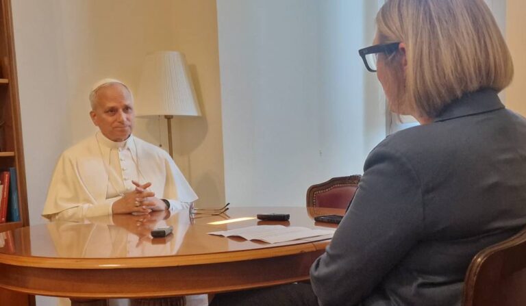 León XIV durante la conversación con Allen.