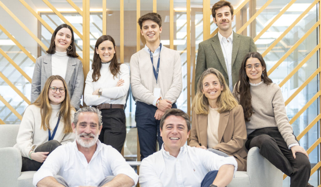 Borja Barragán, sobre el suelo a la derecha, junto al resto del equipo de Altum