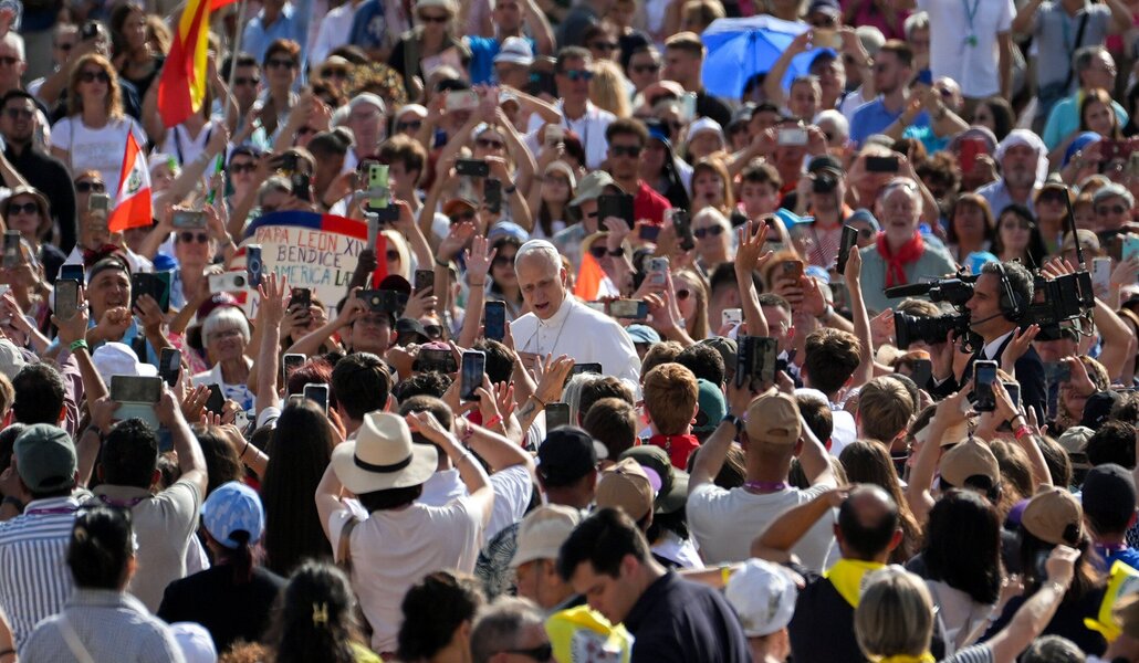 El Papa saluda a los fieles congregados en la plaza tras la audiencia del 3 de septiembre. Foto: CNS photo / Lola Gómez.