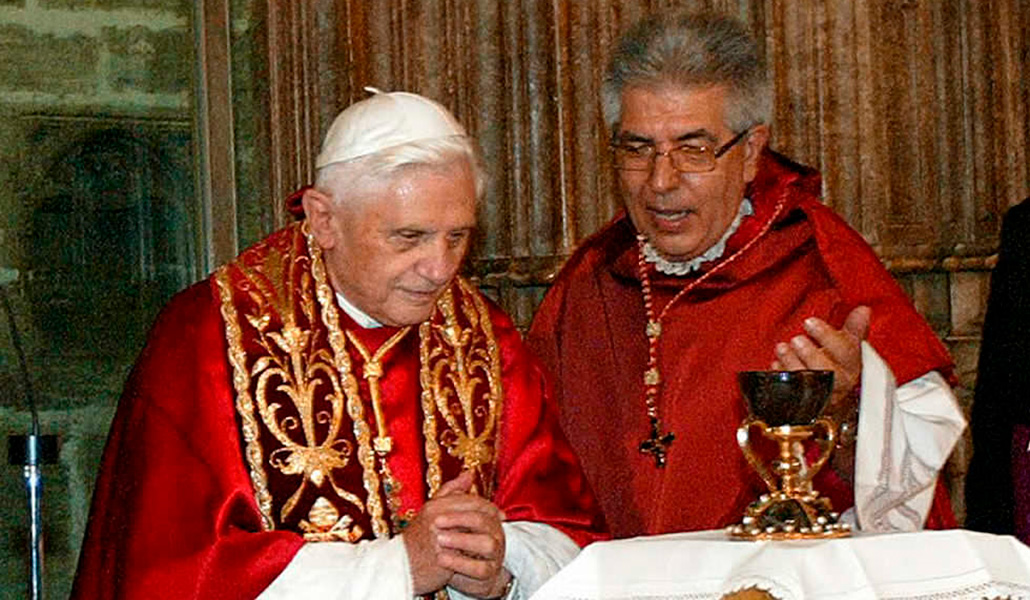 Benedicto XVI con el Santo Cáliz