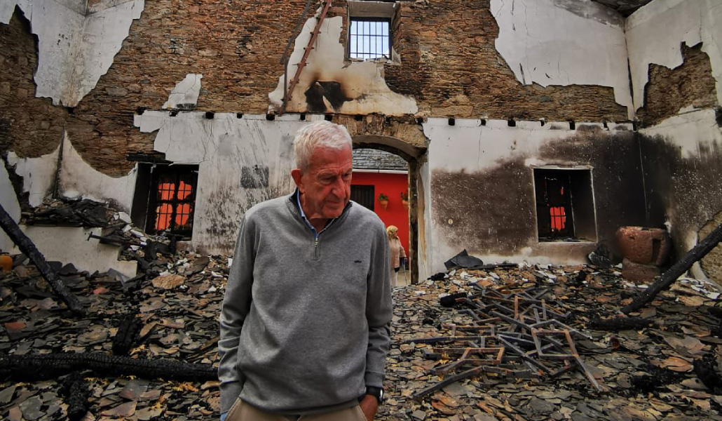 Bretón en el interior de una de las iglesias destruidas por las llamas