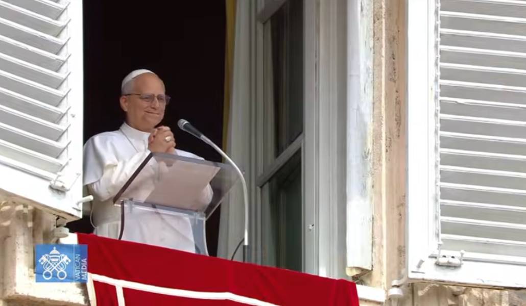 El Papa León XIV durante el rezo del ángelus de este domingo
