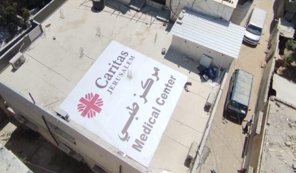 Los centros médicos tienen grandes lonas en su tejado para identificarse como entidad humanitaria y evitar convertirse en objetivo