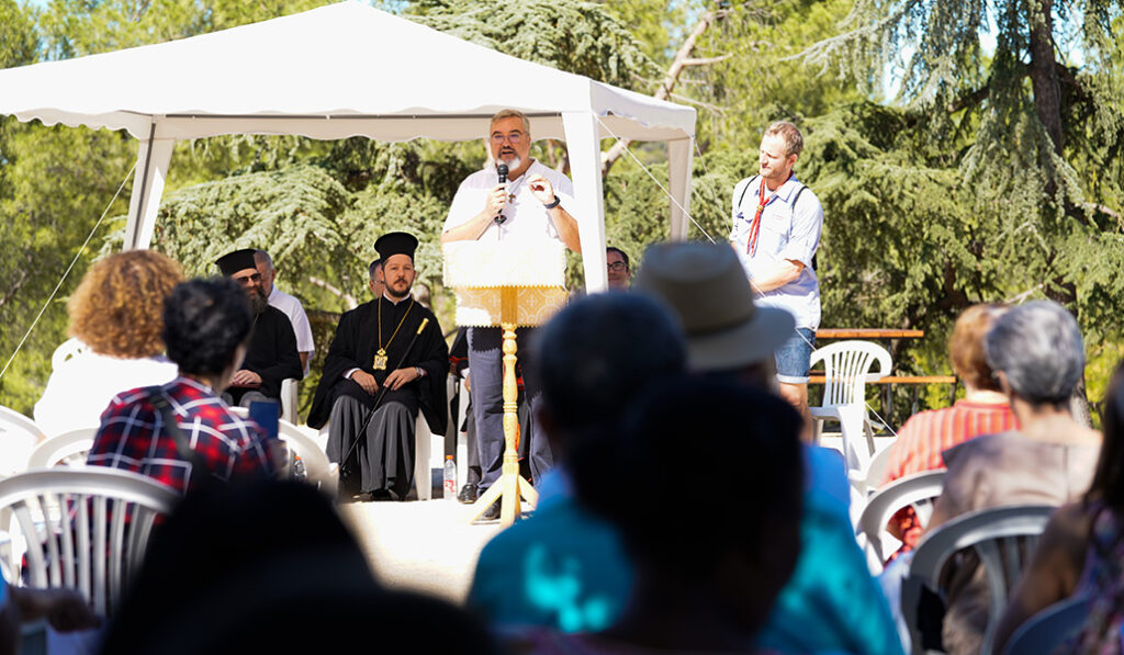 Carlos Jesús Delgado con representantes de otras iglesias cristianas en la jornada de 2022