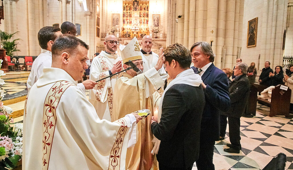 Confirmación de adultos en la catedral de Almudena.