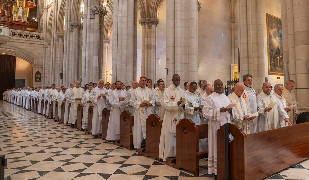 Sacerdotes madrileños durante la Misa Crismal en la catedral de la Almudena