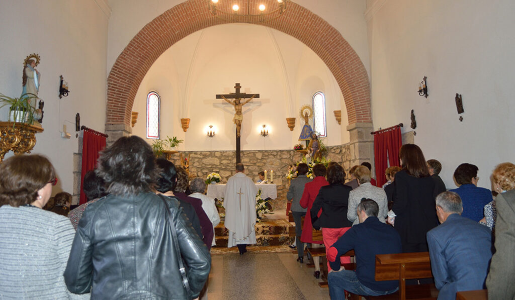 Misa dominical en la parroquia de la Inmaculada Concepción, en El Espartal.