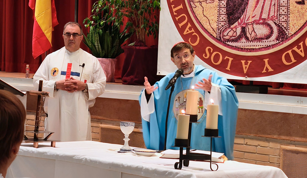 El cardenal Cobo con Paulino Alonso, capellán del Centro penitenciario Soto del Real, durante la misa