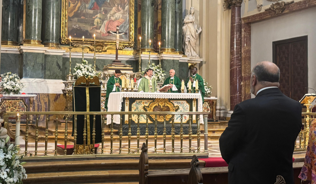El cardenal Cobo durante la Misa en la parroquia Santa Bárbara