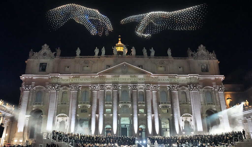 Los drones forman un detalle de 'La creación de Adán', de Miguel Ángel, sobre la basílica de San Pedro.