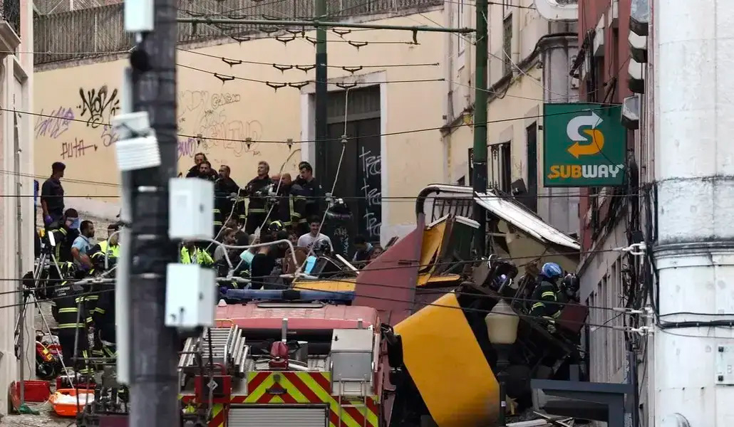 Equipos de rescate tras el accidente del funicular.