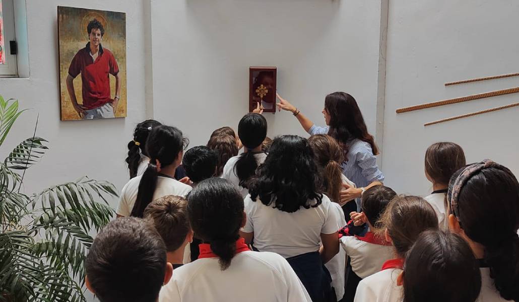 Jóvenes del colegio San Eulogio conocen la reliquia de Carlo Acutis