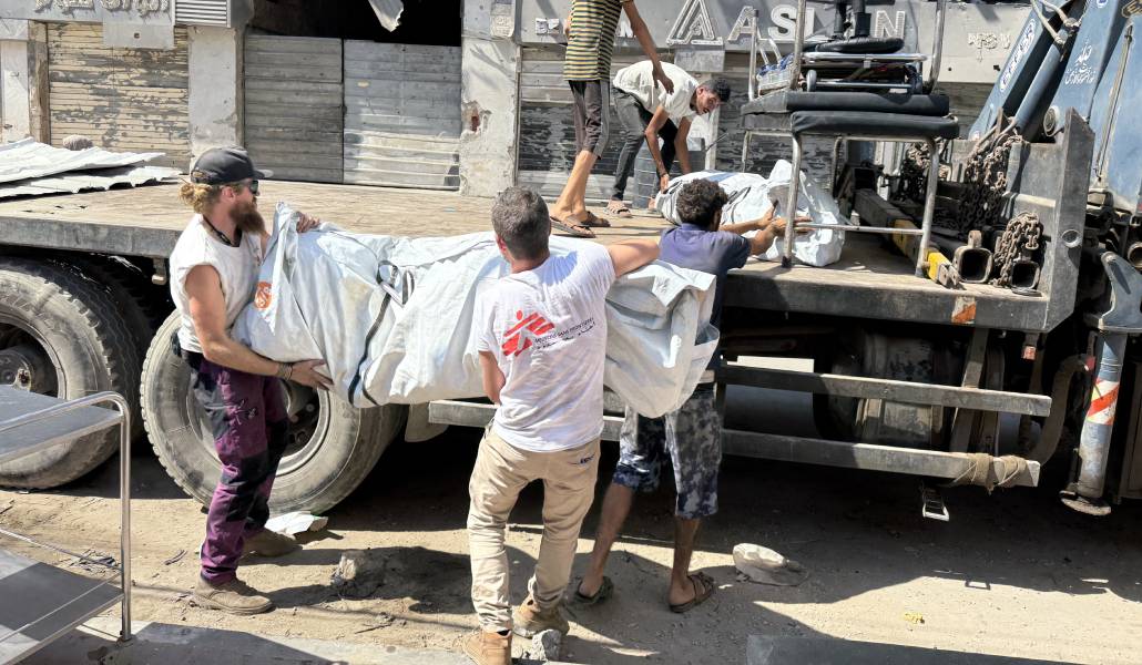 El personal desmonta las tiendas de campaña y demás material sanitario