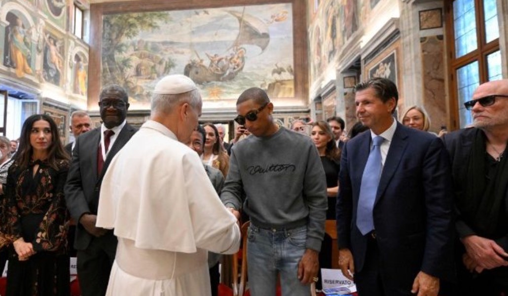 El Santo Padre saluda a algunos de los participantes en el encuentro.