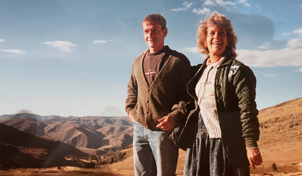 El joven con su madre en Perú, donde fue voluntario y tuvo lugar su conversión.