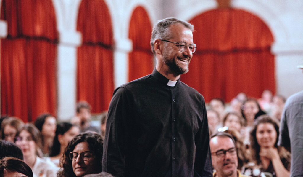 Un sacerdote participa en el Observatorio de lo Invisible