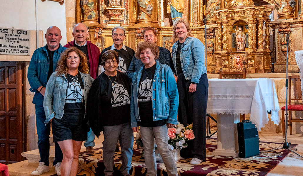 Josechu de Miguel, a la izquierda, junto a los miembros de su asociación en la inauguración del retablo