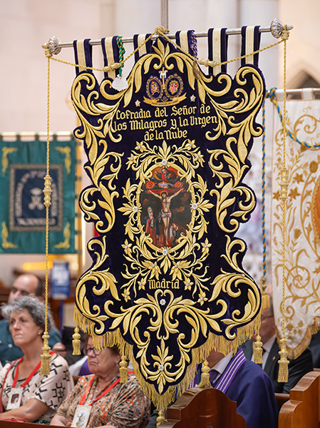 Estandarte de la cofradía del Señor de los Milagros y la Virgen de la Nube, ricamente bordado.