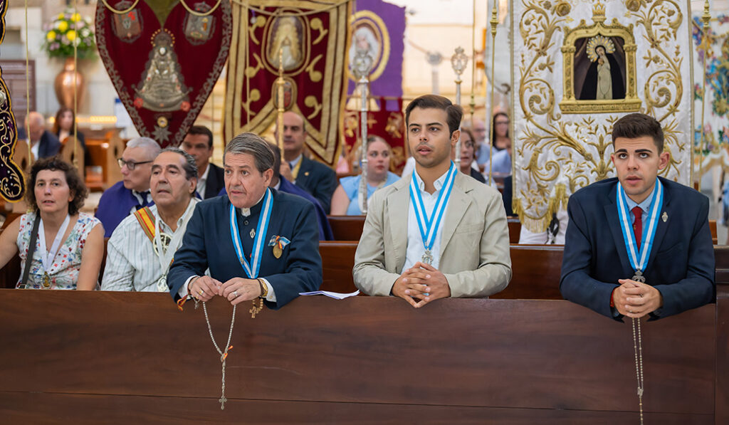 Los hermanos y cofrades llegaron a la catedral portando sus estandartes.