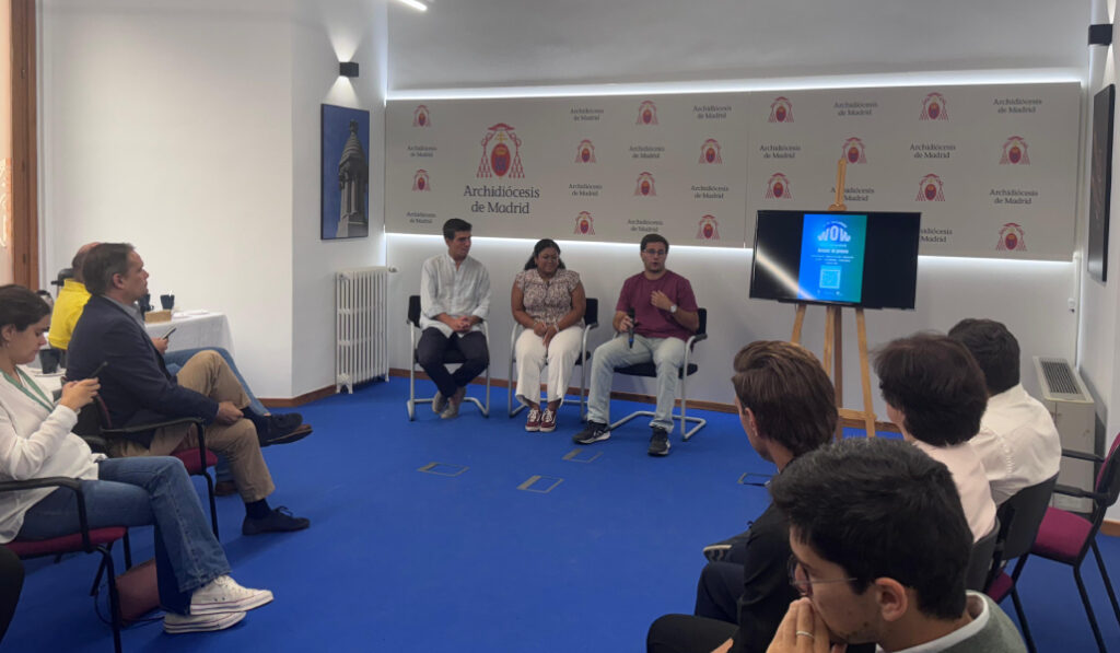 Tres jóvenes ofrecen su testimonio durante la presentación del WOW Fest.