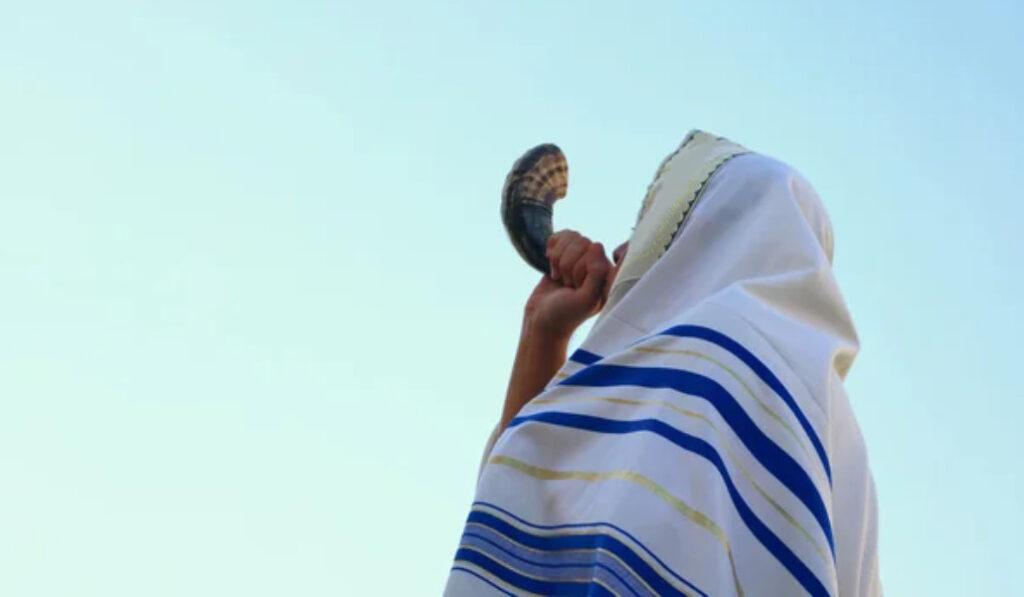 La fiesta de año nuevo comienza tocando el shofar. Foto: Pexels.