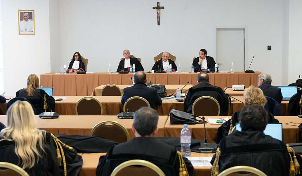 Los jueces durante el juicio del cardenal Becciu y otros nueve acusados por delitos financieros