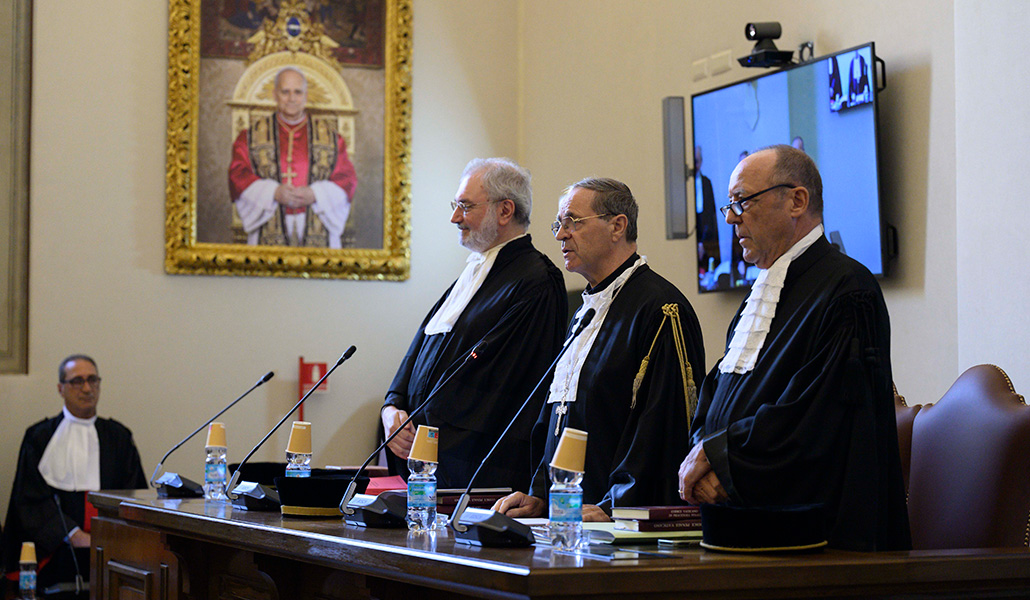 Los jueces durante una sesión del juicio de apelación del cardenal Becciu