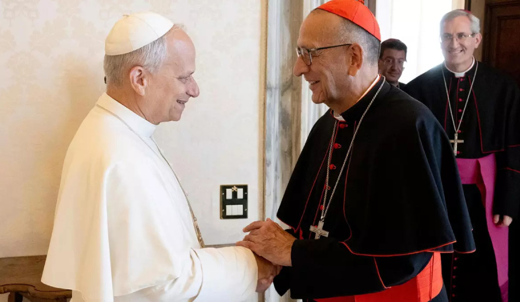 León XIV durante su reunión con el arzobispo de Barcelona, Juan José Omella