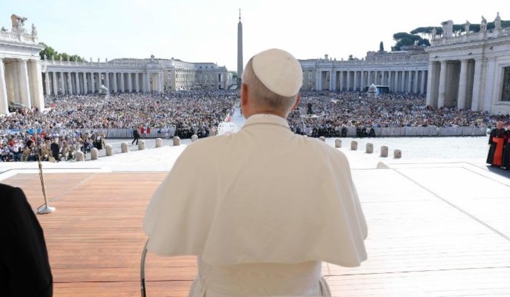 El Pontífice, al que se ve de espaldas, se dirige a los presentes en la plaza de San Pedro