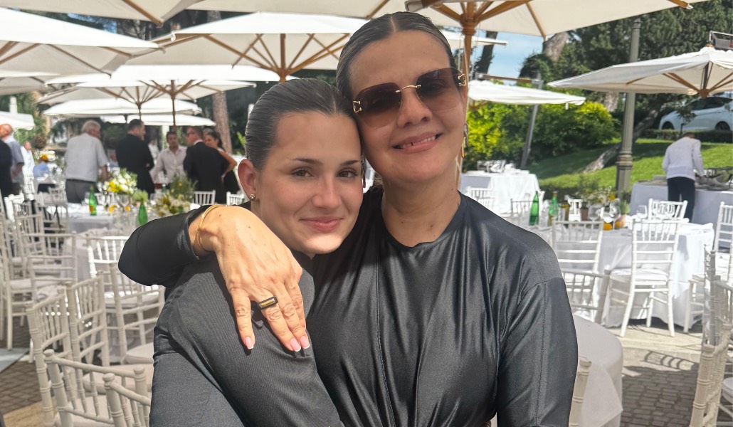 Valeria junto con su madre