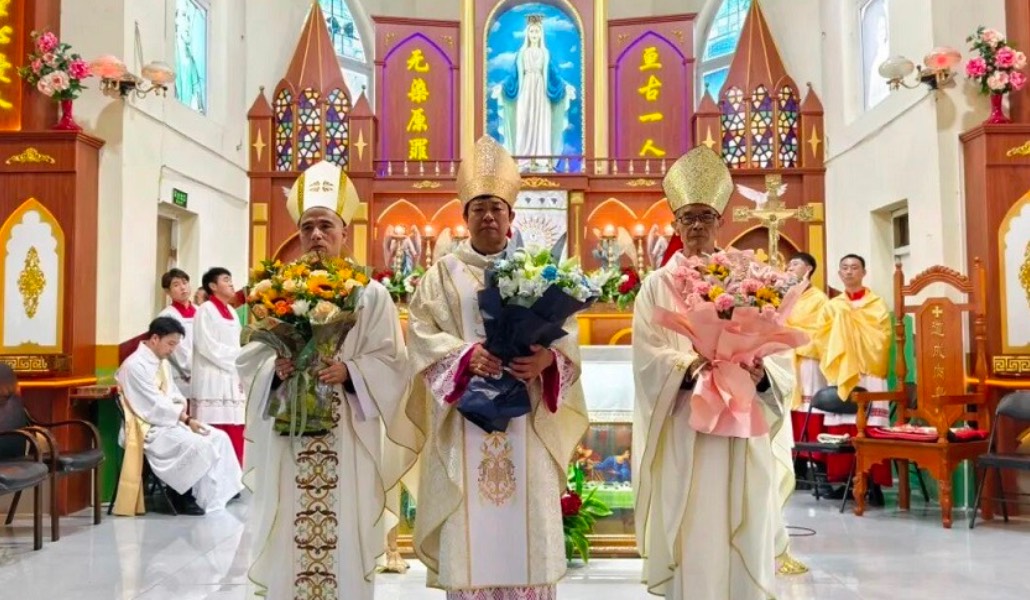 Los tres obispos juntos al final de la celebración.