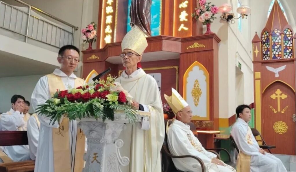 Cui Tai durante su intervención