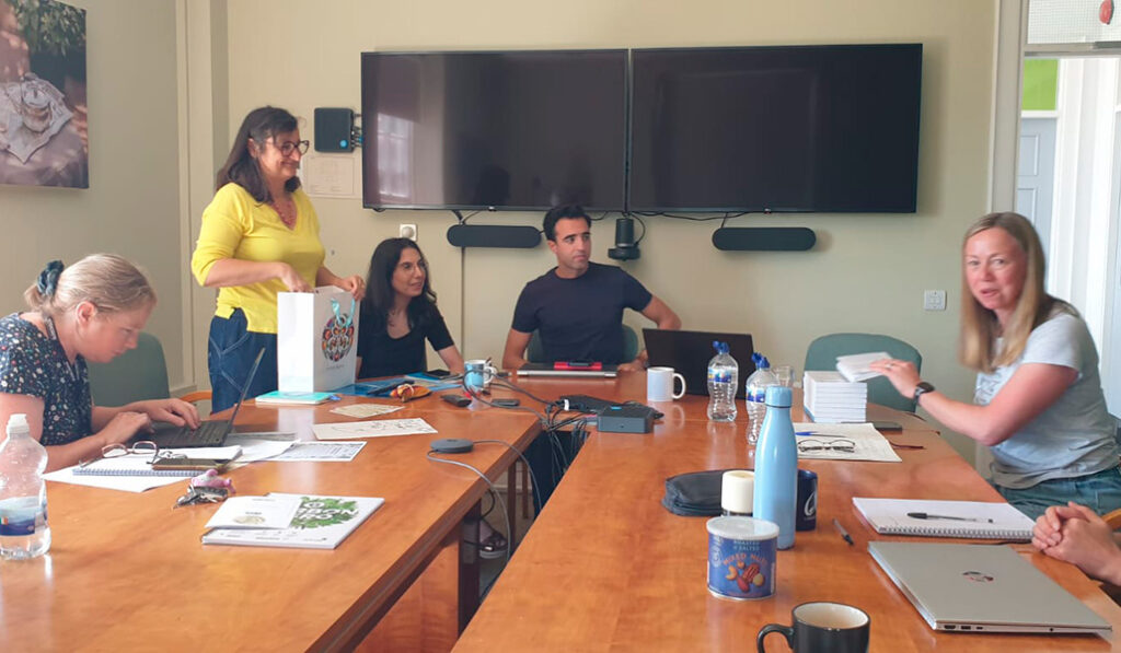 Antonio Garrido (camiseta negra) prepara una de las campañas de desinversión.