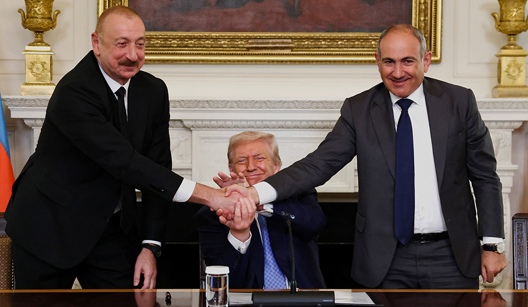 Pashinián (derecha) con el presidente azerí, Ilham Aliyev, y Trump, el 8 de agosto en la Casa Blanca.