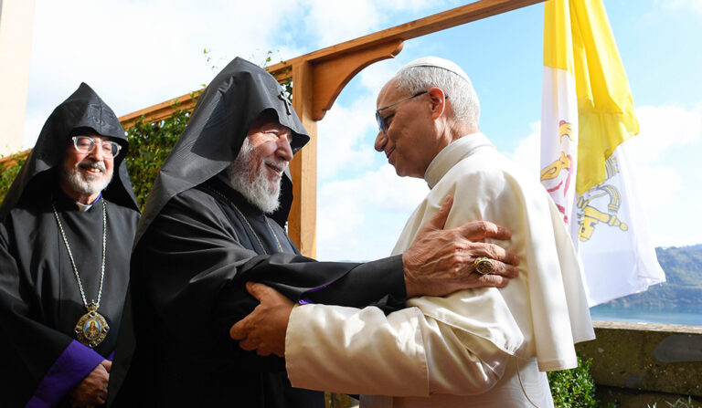 El Papa León XIV durante una reunión con el patriarca armenio Karekin II, en Castel Gandolfo en Roma, Italia, el 16 de septiembre de 2025.