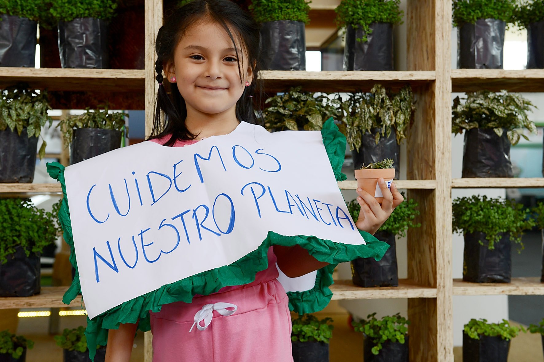 Niña peruana anuncia la próxima cita por el clima. Foto: COP30