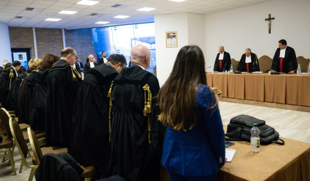 Sala del tribunal en el momento de lectura del veredicto contra Becciu, el 16 de diciembre de 2023.