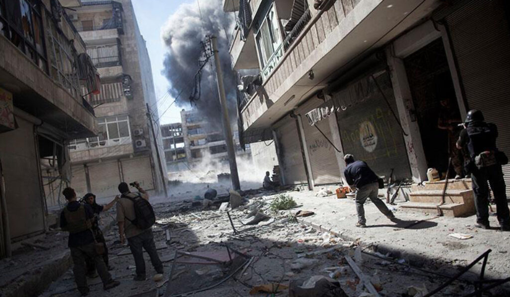 Pampliega (con mochila), a escasos metros de la caída de un misil