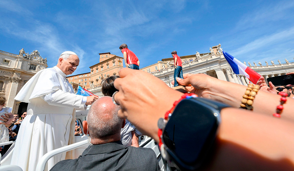 El Papa saluda a los fieles en la plaza de San Pedro