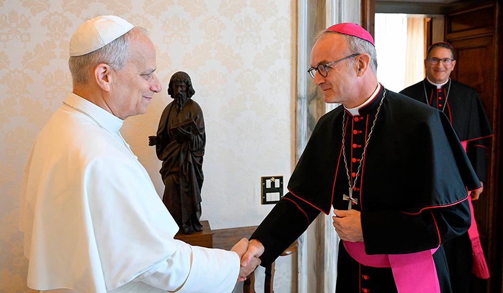 El Papa León XIV saluda al arzobispo francés Thibault Verny de Chambéry.