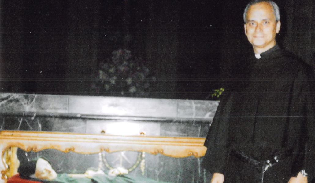 Robert Prevost ante la urna de san Alonso de Orozco en la Almudena